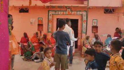 इमामगंज: रामनवमी पर जय हनुमान समिति ने विधवा दिव्यांग महिलाओं को साड़ियाँ वितरित कीं