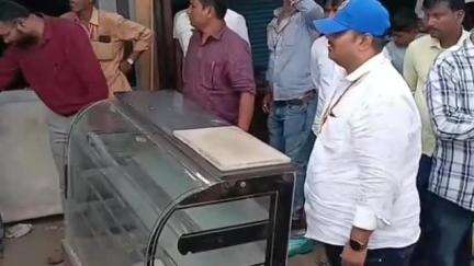 ಕೊಲ್ಹಾರ: ಸರ್ಕಾರಿ ಜಾಗೆಯ ಮೇಲೆ ಅಂಗಡಿ ಕಟ್ಟಿ ಬಾಡಿಗೆ ನೀಡಿದ್ದಾರೆ ಎಂಬ ಆರೋಪ, ತೆರವು ವೇಳೆ ವಾಗ್ವಾದ, ಕೊಲ್ಹಾರ ಪಟ್ಟಣದಲ್ಲಿ ಘಟನೆ