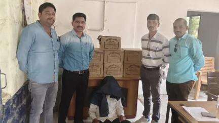 महागाव: शहरातील मामा रेस्टॉरंट जवळून विनापरवाना देशी दारू वाहतूक करणारा अटकेत, ६५० दारूच्या बॉटल स्था. गु. शा. पथकाने केली जप्त