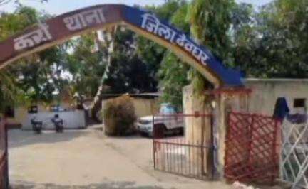 करौं: साइबर थाना पुलिस ने करों में छापेमारी की, 2 युवकों को हिरासत में लिया