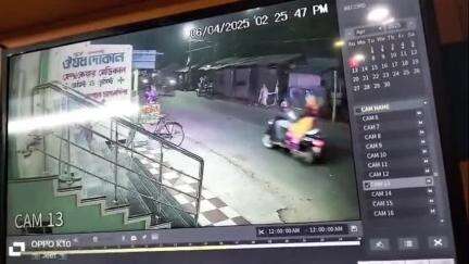 বান্দোয়ান: রাস্তার পাশে থাকা দোকানে আচমকায় লাগে আগুন, আগুন নেভালো স্থানীয় মানুষজন