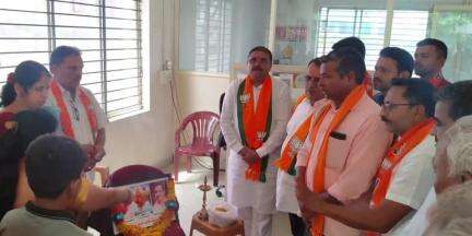 ಹಳಿಯಾಳ: ಪಟ್ಟಣದ ಬಿಜೆಪಿ ಕಾರ್ಯಾಲಯದಲ್ಲಿ ಬಿಜೆಪಿ ಸಂಸ್ಥಾಪನಾ ದಿನಾಚರಣೆ