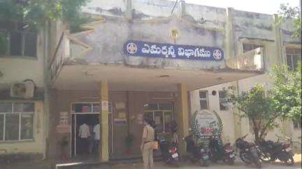 పాయకరావుపేట జాతీయ రహదారిపై లారీని ఢీకొన్న మహీంద్ర వాహనం, ఇద్దరు దుర్మరణం
