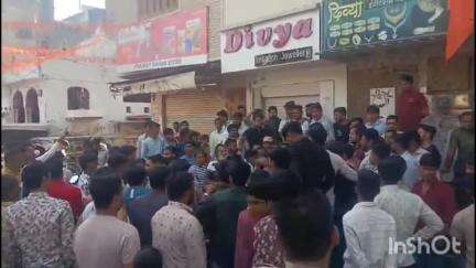 आसीन्द: आसींद क्षेत्र में देर रात रुपयों के लेनदेन को लेकर युवक के साथ हुई चाकूबाजी की घटना के विरोध में बंद रहे बाजार