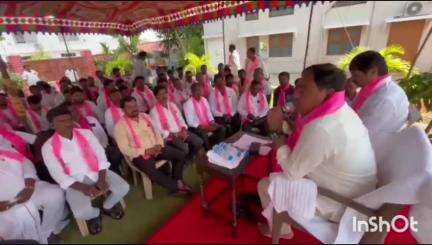 పర్వతగిరి: పర్వతగిరి మండలం కేంద్రంలోని మాజీ మంత్రి నివాసంలో బీఆర్‌ఎస్ రజతోత్సవ సభకి జన సమీకరణ కోసం ముఖ్య కార్యకర్తలతో సమావేశం