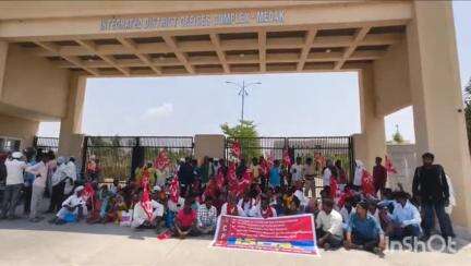 మెదక్: జిల్లాలో ప్రజా సమస్యలు పరిష్కరించాలని జిల్లా కలెక్టర్ కార్యాలయం ముందు ధర్నా; 
సిపిఎం జిల్లా కార్యదర్శి నరసమ్మ ,మల్లేశం