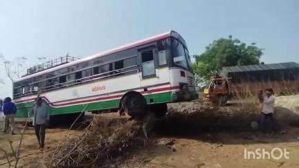 పర్వతగిరి: రావూరు వద్ద టిప్పర్ లారీ ఎదురుగా దూసుకు రావడంతో,ఆర్టీసీ బస్సుకు తృటిలో పెను ప్రమాదం తప్పింది..