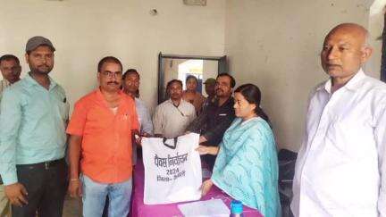 सहदेई बुजुर्ग: सुलतानपुर पंचायत में पैक्स चुनाव के लिए प्रशासनिक तैयारी पूरी, मतदान सामग्री और मत पेटियाँ लेकर पदाधिकारी गए