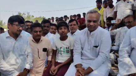 ಚಿತ್ತಾಪುರ: ಅಲ್ಲೂರ ಗ್ರಾಮದಲ್ಲಿ ಪತ್ರಕರ್ತ ನಾಗಯ್ಯಸ್ವಾಮಿ ನಿವಾಸಕ್ಕೆ ಸಚಿವ ಪ್ರಿಯಾಂಕ್ ಖರ್ಗೆ ಭೇಟಿ, ಕುಟುಂಬಸ್ಥರಿಗೆ ಸಾಂತ್ವನ