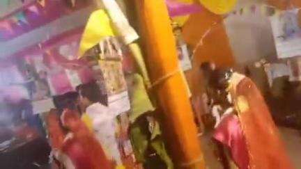 टुंडी : टुंडी प्रखंड के कन्हाईडीह में चल रहे 24 प्रहर अखंड संकीर्तन का आज मंगलवार को कुंज मिलन के साथ समपन्न हुआ।