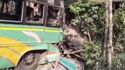 হরিণঘাটা: হঠাৎ বাড়ীর ভেতরে মন্দির ভেঙে ঢুকে গেল যাত্রী বোঝাই বাস আহত ৩৫ থেকে ৪০ জন