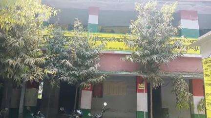 वारिसनगर: उत्क्रमित मध्य विद्यालय रायपुर में प्रधानाध्यापक ने बच्चों की हाजिरी बनवाकर दी छुट्टी