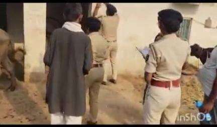 परैया: परैया में पुलिस ने 4 गांवों में हमला करने वाले 14 आरोपियों के घर ढोल-बाजे के साथ इश्तेहार चिपकाया