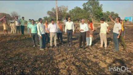 मझोली: आग से जले खेतों का जायजा लेने ग्राम मझौली और मोहनिया पहुंचे अपर कलेक्टर