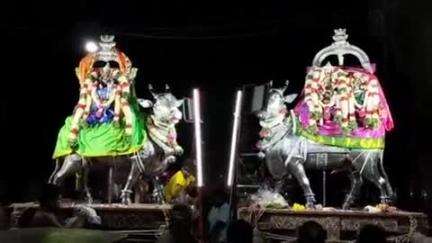 திருச்சுழி: ஸ்ரீ திருமேனிநாதர் துணைமாலை அம்மன் கோவில் பங்குனி திருவிழாவின் ஆறாம் நாளில் சுவாமி மற்றும் அம்மன் வெள்ளி ரிஷப வாகனத்தில் வீதி உலா நடைபெற்றது