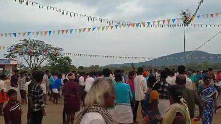 சிங்கம்புனரி: அம்மன்செட்டிகுறிச்சி முத்தாலம்மன் கோவிலில் வைந்தானை குச்சியை மேலே எரிந்து ஓடும் வினோத திருவிழா