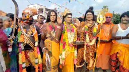 சிங்கம்புனரி: குரும்பலூரில் பங்குனி பொங்கல் விழா - வினோத வேடங்கள் அணிந்து நேர்த்திகடன் செலுத்தி வழிபாடு