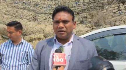कर्णप्रयाग: राष्ट्रीय राजमार्ग अंतर्गत कमेड़ा नंदप्रयाग भूस्खलन जोन में तेज़ी से निर्माण कार्य के निर्देश: सचिव आर राजेश कुमार