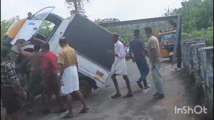 തിരൂര്‍: കൂട്ടായി പാലത്തിൽ നിയന്ത്രണം വിട്ട ഗുഡ്സ് പാലത്തിന്റെ കൈവരിയിലേക്ക് ഇടിച്ച് കയറി അപകടം
