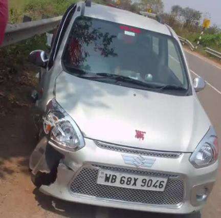 মানবাজার ১: সামদা গ্রামের কাছে ডিভাইডারে ধাক্কা গাড়ির, আহত 1