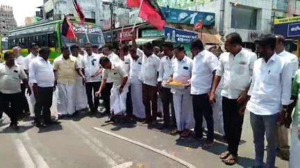 கும்பகோணம்: வரலாற்று சிறப்புமிக்க தீர்ப்பு திமுகவினர் பட்டாசுகளை வெடித்து இனிப்புகள் வழங்கி பேருந்து நிலையம் அருகே மகிழ்ச்சி