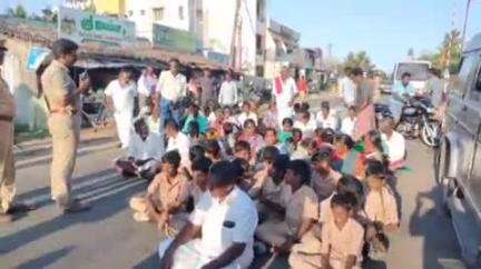 திருத்துறைப்பூண்டி: அத்திமடை கடைவீதியில் பள்ளி மேற்கூரை சிமெண்ட் பூச்சுவிழுந்து மாணவர்கள் காயம் அடைந்ததை ஒட்டி மாணவர்கள் மற்றும் பெற்றோர்கள் சாலை மறியல்