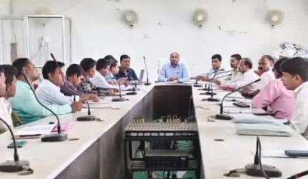 मारगोमुंडा: प्रखंड कार्यालय में बीडीओ शशि संदीप सोरेन ने पंचायत सेवक, रोजगार सेवक और अन्य कर्मियों के साथ बैठक की