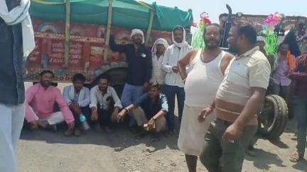 सुठालिया: गेहूं खरीदी केंद्र लखनवास में सैंपल के नाम पर 2 किलो गेहूं लेने से नाराज़ किसानों ने किया सड़क जाम, तहसीलदार ने समझाया