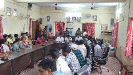 नावाडीह: प्रखंड कार्यालय में आयोजित जनता दरबार में विधायक जयराम महतो पहुंचे, प्रखंड अधिकारी रहे मौजूद
