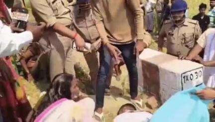 हथगांव थाना क्षेत्र के अखरी गांव में किसान नेता सहित तीन लोगों की गोली मारकर हत्या
घटना स्थल पर भारी पुलिस बल मौजूद।