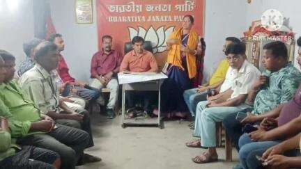 রঘুনাথপুর ১: রঘুনাথপুর শহর বিজেপির সাংগঠনিক বৈঠক অনুষ্ঠিত হল নন্দুয়াড়া মোড়ের BJPর দলীয় কার্যালয়ে