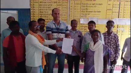 भंडरिया: प्रखंड मुख्यालय निवासी दीपक तिर्की को सड़क दुर्घटना में पैर कटने के बाद मिला दुर्घटना बीमा की राशि