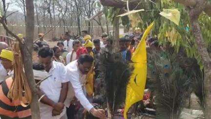 भामरागड: भामरागड तालुक्यातील कोयर येथील कमरमुत्ते देवीच्या महापुजेला महाराष्ट्रासह छत्तीसगड राज्यातील आदिवासी बांधवांची गर्दी