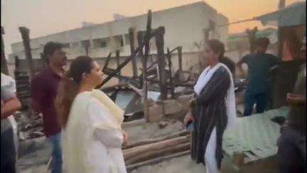 सिरोंचा: सिरोंचा येथे आग पीडित मंचरला कुटुंबीयांना सिनेट सदस्या तनुश्रीताई धर्मरावबाबा आत्राम यांनी दिली भेट