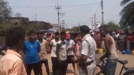 জামুরিয়া: পানীয় জলের দাবিতে জামুরিয়ার চুরুলিয়া রোড অবরোধ করে বিক্ষোভ দেখালো এলাকাবাসীরা, ঘটনাস্থলে জামুরিয়া থানার পুলিশ