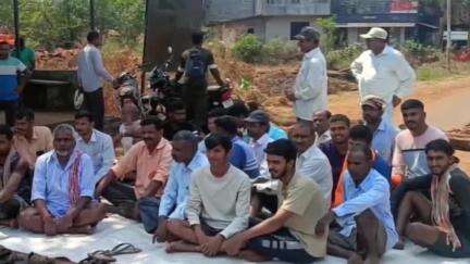 चंदगड: कडालगे बुद्रुक मध्ये गटारीच्या मागणीसाठी नागरिकांचा रस्ता रोको.