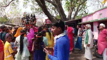 लौवा कला बनियापुर आज समस्त युवाओं एवम ग्रामीण जनता के द्वारा भव्य कलश शोभा यात्रा का आयोजन कलश शोभा यात्रा में उमड़ी भीड़