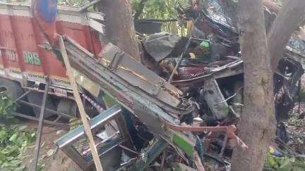 গড়বেতা ১: ভয়াবহ পথ দুর্ঘটনা দুর্ঘটনার কবলে লরি চালকের দেহ ছিন্ন ভিন্ন হয়ে গেল দেহ,আহত খালাসী ঘটনা গড়বেতার ভাটমারার জঙ্গলের