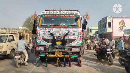 తొర్రూర్: తొర్రూరు పట్టణంలోని పాల కేంద్రం వద్ద ప్రైవేట్ స్కూలు బస్సు ను డికొన్న లారి, విద్యార్థులు లేకపోవడంతో తప్పిన పెను ప్రమాదం