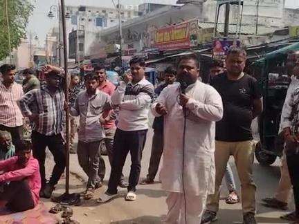I riksha walo ki tarf se bhemgoda me dharna pardasan kiya ja raha hai