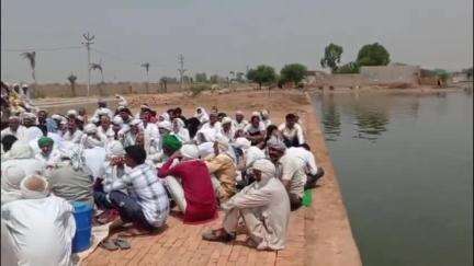 नारनौद: कोथ कलां में दादा काला पीर डेरे का विवाद गहराया, महंत पर महिलाओं से जबरन नृत्य कराने का आरोप, ग्रामीणों ने धरना शुरू किया