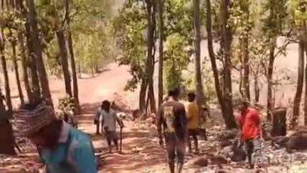 महुआडांड़: महुआडांर प्रखंड के जामडीह में ग्रामीणों ने श्रमदान कर सड़क की मरम्मत की, बुधवार सुबह 6:00 से 3:00 तक चला कार्य