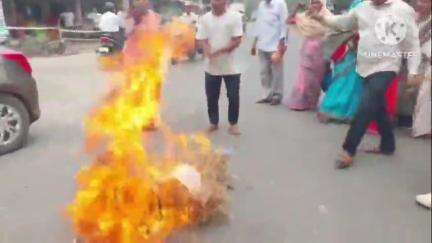 তিতাবৰ: ৰন্ধন গেছৰ মূল্য ৫০ টকাকৈ বৃদ্ধি কৰাৰ বাবে চৰকাৰৰ সিদ্ধান্তৰ বিৰুদ্ধে তিতাবৰত কৃষক মুক্তি সংগ্ৰাম সমিতিৰ তীব্ৰ প্ৰতিবাদ