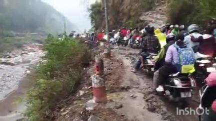 भटवाड़ी: भारी बारिश के कारण मलबा आने से गंगोत्री हाईवे मनेरी डैम के पास अवरुद्ध हुआ