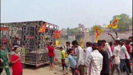 दनियावां: निमी मननपुर गांव में अखंड कीर्तन को लेकर निकाली गई भव्य कलश शोभायात्रा