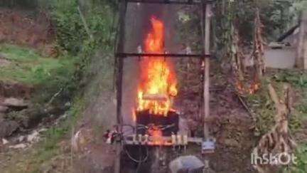 റാന്നി: ചുങ്കപ്പാറ പ്രസ് പടിക്കൽ ട്രാൻസ്ഫോർമർ പൂർണമായും കത്തി നശിച്ചു
