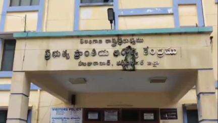 హుజూరాబాద్: మండలంలోని తుమ్మనపల్లి గ్రామంలో ఏడుగురు విద్యుత్ సిబ్బందిపై తేనెటీగల దాడి ఒకరికి తీవ్ర గాయాలు వరంగల్ MGM కు తరలింపు