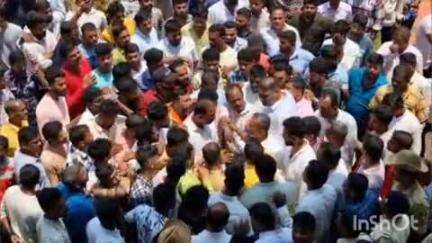 ಭಟ್ಕಳ: ಹಿಂದೂ ಕಾರ್ಯಕರ್ತನ ಮೇಲೆ ಎಸ್ಪಿಯಿಂದ ಹಲ್ಲೆ ಆರೋಪಿಸಿ ಬಿಜೆಪಿ, ಹಿಂದೂ ಸಂಘಟನೆಯಿಂದ ಭಟ್ಕಳ ನಗರ ಪೊಲೀಸ್ ಠಾಣೆ ಮುಂದೆ ಪ್ರತಿಭಟನೆ