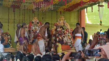 திருப்புவனம்: புஷ்பவனேஷ்வரர் ஆலயத்தில் திருக்கல்யாண உற்சவம் – பக்தர்கள் கூட்டம் பேருந்து நிலையப் பகுதியில் உள்ள கோவிலில் களைகட்டியது!
