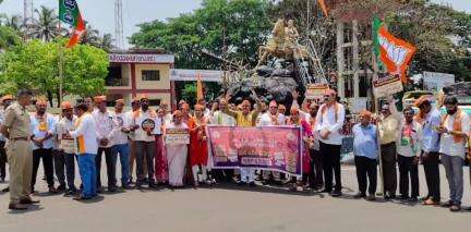 ಹಳಿಯಾಳ: ಬೆಲೆ ಏರಿಕೆ ವಿರುದ್ಧ ಪಟ್ಟಣದ ಶಿವಾಜಿ ವೃತ್ತದ ಹತ್ತಿರ ಬಿಜೆಪಿ ಪ್ರತಿಭಟನೆ